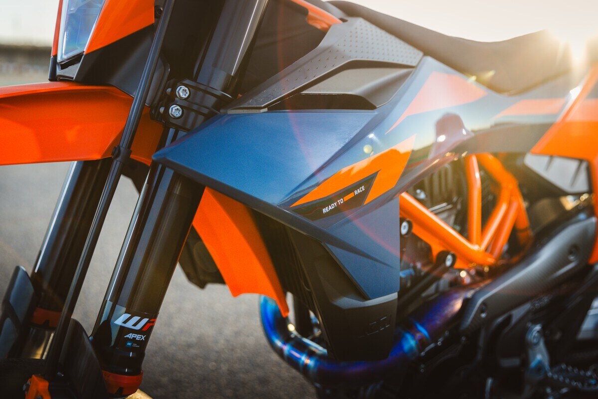 Presentate le nuove KTM 690 Enduro R e 690 SMC R 2026